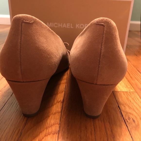 Michael Kors Beige Open Toe Bow Wedge Suede - Picture 3 of 8